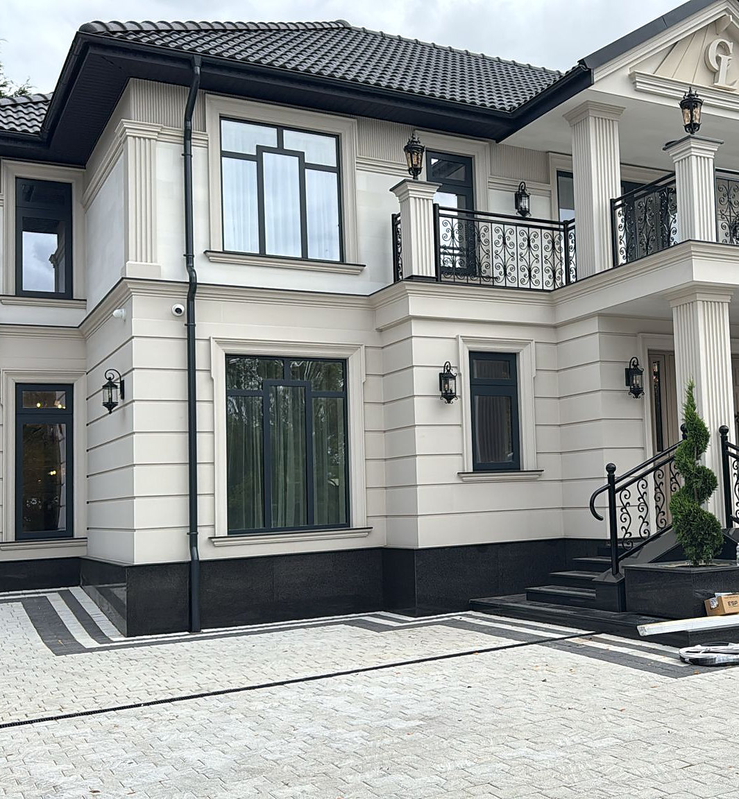 Fațadă cu ancadramente, coloane și cornișe realizate de Storax