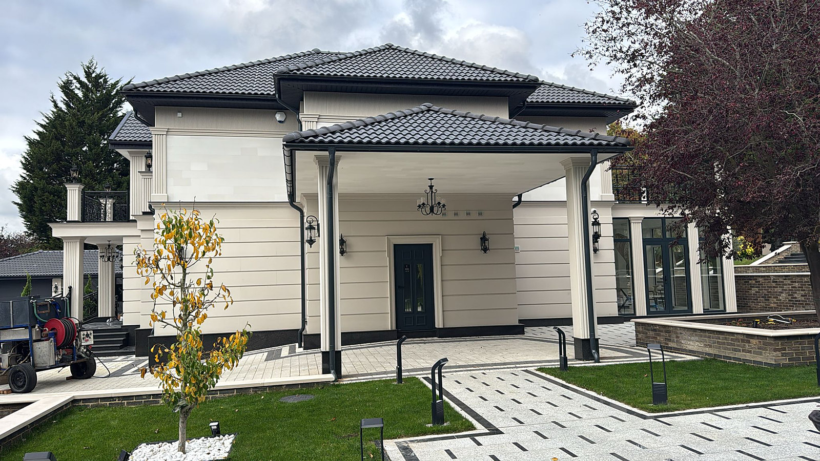 Casă cu terasă și profile decorative orizontale