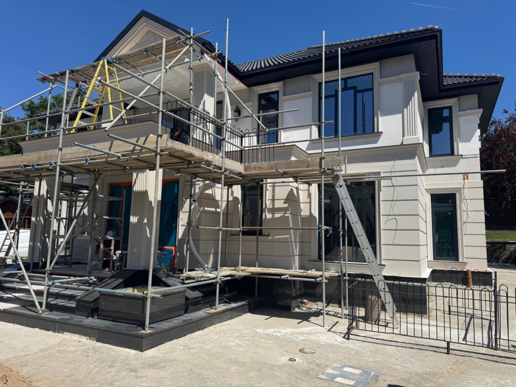 Reședință cu fronton și coloane — fotografia 8